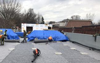 Due to being supplied in rolls, the protective layers in the build-up are quickly installed: Protection Mat SSM 45 is already being fitted here. © ZinCo Canada The Protection Mat SSM 45 is applied on a roof